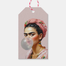 Diva mit Blumenschal blühendem Kaugummi