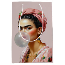 Diva mit Blumenschal blühendem Kaugummi