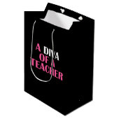 "DIVA OF A LEACHER" MITTLERE GESCHENKTÜTE (Vorderseite Schrägansicht)