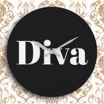 Diva Opera Singer Glam Music Themed Schwarz-weiß Große Wanduhr<br><div class="desc">Behalt in der Zeit, bleibe auf Cue und füge eine glamouröse Touch zu deiner Wand mit dieser fetten Uhr, die das Wort Diva in Weiß auf Schwarz zeigt. Dieses beeindruckende Zeitwerk verbindet modernen Flair mit seiner eigenen herausragenden Stern-Qualität. Ideal für Studios, Übungsräume, Grünräume, Umkleidekabinen oder jeden Raum, der einen zeitgerechten...</div>