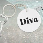 Diva Opera Singer Music Themed Musician Novelty Schlüsselanhänger<br><div class="desc">Entsperren Sie Ihren inneren Diva mit diesem schicken Schlüsselbund. Das minimalistische Design auf der Vorderseite ist mit dem Wort "Diva" in schwarzer Schrift auf Weiß gekennzeichnet,  während auf der Rückseite ein schlankes schlichtes Schwarz steht,  ein humorvolles Geschenk für Opernsänger,  klassische Dirigenten,  Prima-Donnas,  Vokalisten und Theaterschauspieler.</div>