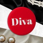 Diva Opera Singer Musiker Performer Musik Thema Button<br><div class="desc">Mit diesem coolen und eigenartigen Knopf,  der das Wort Diva in Weiß auf Rot zeigt,  können Sie Ihre Diva-Seele ganz schön in sich tragen. Ein ideales Geschenk für den Star Sänger,  Opernsänger,  Primadonna oder Theaterschauspieler.</div>