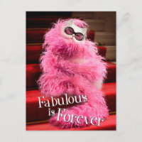 Diva White Cat Wrackte in Pink Boa auf Red Teppich