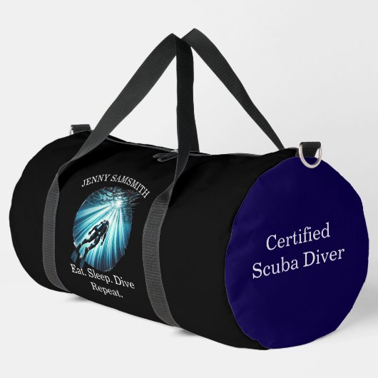 Dive Deep, Live Bold: Scuba Fun! Duffle Bag (Linke Ecke)