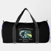 Dive Hard: Ocean Adventures erwarten Sie! Duffle Bag (Rückseite)