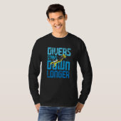 DIVERS STAYS DOWN LONGER Diving sport for Divers T-Shirt (Vorne ganz)