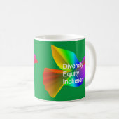 Diversity Equity Inklusion mit Regenbogenohr Kaffeetasse (VorderseiteRechts)