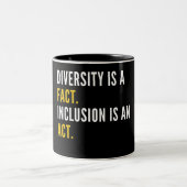 Diversity ist eine Tatsache Einbeziehung ist ein A Zweifarbige Tasse (Mittel)