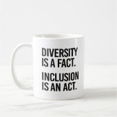 Diversity ist eine Tatsache Einschluss ist ein Ges Kaffeetasse (Links)