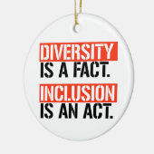 Diversity ist eine Tatsache Einschluss ist ein Ges Keramik Ornament (Links)
