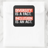 Diversity ist eine Tatsache Inklusion ist ein Akt Quadratischer Aufkleber (Tasche)