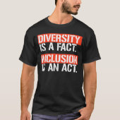Diversity ist eine Tatsache Inklusion ist ein Akt  T-Shirt (Vorderseite)