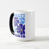 Diversity Stärke Retro-Blumen-Typografie Verwandlungstasse (Vorderseite Links)