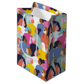 Diversity von Frauen - Frauen unterschiedlicher et Mittlere Geschenktüte (Vorderseite Schrägansicht)