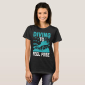 Diving To Feel Free I Scuba Diver T-Shirt (Vorne ganz)
