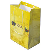 Diwali Yellow Mandala Lamp Peacock Personalisiert Mittlere Geschenktüte (Rückseite Schrägansicht)