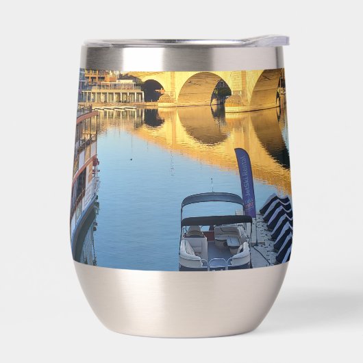 Dixie Belle an der London Bridge im Havasu-See (Links)