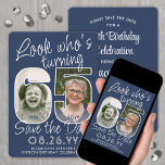 DIY Colors ・ Schauen Sie, wer 65 Geburtstagsparty  Save The Date<br><div class="desc">Schau, wer 65 wird! Laden Sie Familie und Freunde zu einem bevorstehenden 65. Geburtstag mit elegantem Foto Save the Date Party Einladungen. Bilder und Texte auf dieser Vorlage sind einfach zu personalisieren. Mit dem Zazzle-Design-Tool können die marineblau-weißen Konturen für Hintergrund, Text und Zahlen individuell angepasst werden. (IMAGE PLACEMENT TIP: Eine...</div>