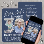 DIY Colors ・ Schauen Sie, wer ist 30 Geburtstagspa Einladung<br><div class="desc">Schau, wer 30 wird! Laden Sie Ihre Familie und Freunde zu einem eleganten 30. Geburtstagsfest ein, mit individuellen 2-Foto-Party Einladungen. Bilder und Texte auf dieser Vorlage sind einfach zu personalisieren. Mit dem Zazzle-Design-Tool können die marineblau-weißen Konturen für Hintergrund, Text und Zahlen individuell angepasst werden. (IMAGE PLACEMENT TIP: Eine einfache Möglichkeit,...</div>
