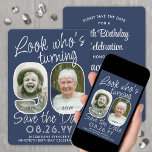DIY Colors ・ Schauen Sie, wer ist 90 Geburtstagspa Save The Date<br><div class="desc">Schau, wer wird 90! Laden Sie Ihre Familie und Freunde zu einem bevorstehenden 90. Geburtstag mit elegantem Foto Save the Date Party Einladungen. Bilder und Texte auf dieser Vorlage sind einfach zu personalisieren. Mit dem Zazzle-Design-Tool können die marineblau-weißen Konturen für Hintergrund, Text und Zahlen individuell angepasst werden. (IMAGE PLACEMENT TIP:...</div>