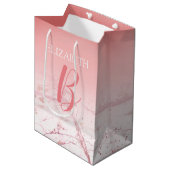 DIY Name & Monogram Script Ombre Coral & Abstrakt Mittlere Geschenktüte (Vorderseite Schrägansicht)