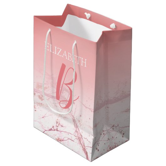 DIY Name & Monogram Script Ombre Coral & Abstrakt Mittlere Geschenktüte (Vorderseite Schrägansicht)