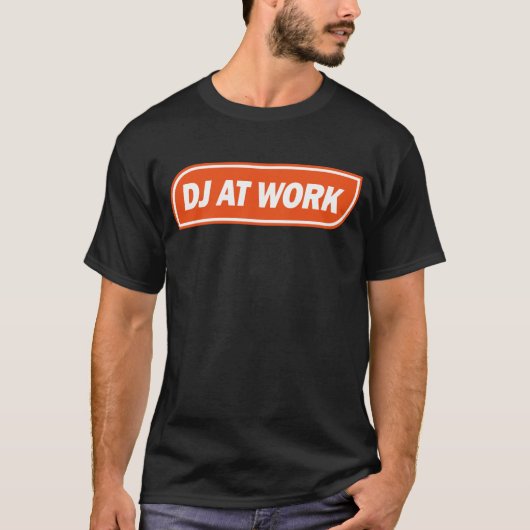 DJ bei der Arbeit - Orange T-Shirt (Vorderseite)