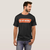 DJ bei der Arbeit - Orange T-Shirt (Vorne ganz)