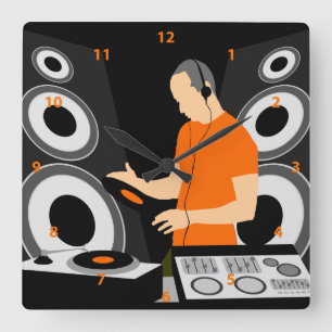 DJ dreht Vinyl an den Decks Quadratische Wanduhr