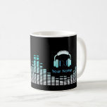 Dj musician Tasse personalisiert<br><div class="desc">Lassen Sie Ihren Drink als Musik beruflich. Deejay eqalizer Music Tech Play Cover. Einfache Musterabdeckung mit Ihrem Namen. Tasse Kaffee oder Tee oder etwas Anderes. Hellblaue Kopfhörer-Edition.</div>