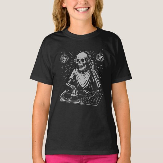 Dj Skeleton is playing music at the disco T-Shirt (Vorderseite)