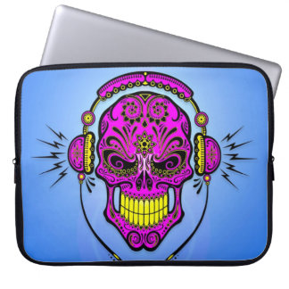 DJ-Zuckerschädel, lila auf Blau Laptopschutzhülle