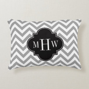 Dk Grau Lg Chevron Schwarz Quatrefoil 3 Monogramm Zierkissen
