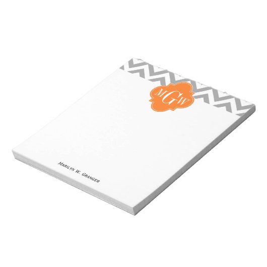 Dk Grau Lg Zickzack Pumpkin Quatrefolie 3 Monogram Notizblock (Rotiert)