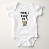 DnD Baby - Mommy & Daddy's Nat 20 Baby Strampler (Vorderseite)