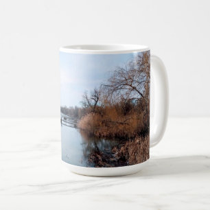 Dnjepr mit Schilfdickicht in der Ukraine Kaffeetasse