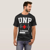 DNP Doktor der Krankenpflege in Progress Funny N T-Shirt (Vorne ganz)