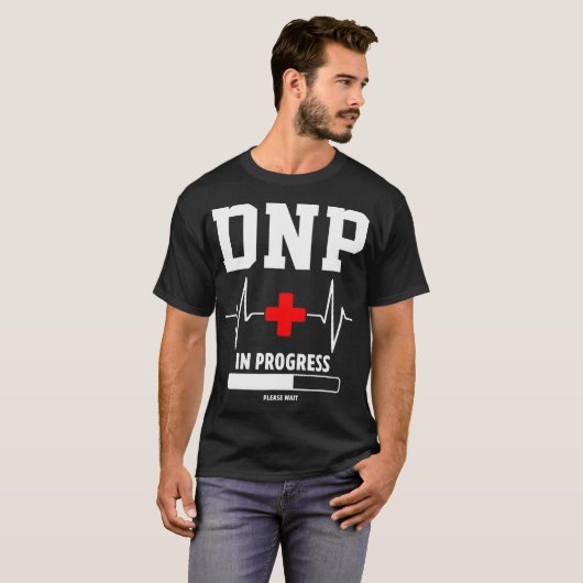 DNP Doktor der Krankenpflege in Progress Funny N T-Shirt (Vorne ganz)