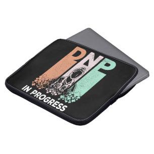 DNP in Arbeit - Sprichwort für Krankenpflege und Laptopschutzhülle