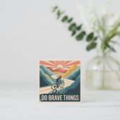 Do Brave Things Quadratische Visitenkarte (Stehend Vorderseite)