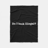 Do I Look Illegal Litical Racial Immigrant Stateme Fleecedecke (Vorderseite)