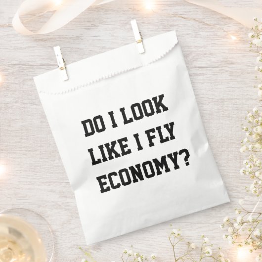 Do I Look Like I Fly Economy Funny Sarcastic Quote Geschenktütchen (Ausgeschnitten)