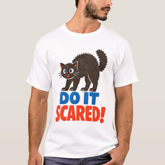 Do It Scared Motivational Retro Black Cat T-Shirt (Vorderseite)
