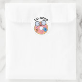 Do-Nerd Funny Nerdy Donut Pun Runder Aufkleber (Tasche)