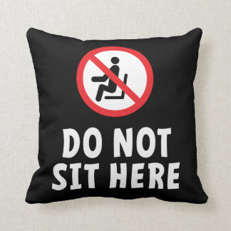 Do not sit here. Ga hier niet zitten op deze stoel Kissen