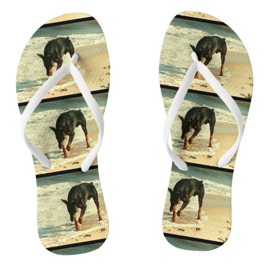 Doberman auf der Strandmalerei Badesandalen (Fußbett)