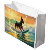 Doberman Beach Surfing Painting Große Geschenktüte (Vorderseite Schrägansicht)