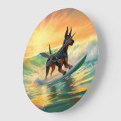 Doberman Beach Surfing Painting Große Wanduhr (Winkel)