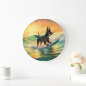 Doberman Beach Surfing Painting Große Wanduhr (Zuhause)