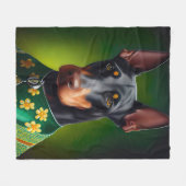 Doberman Dog in St. Patrick's Day Dress Fleecedecke (Vorderseite (Horizontal))